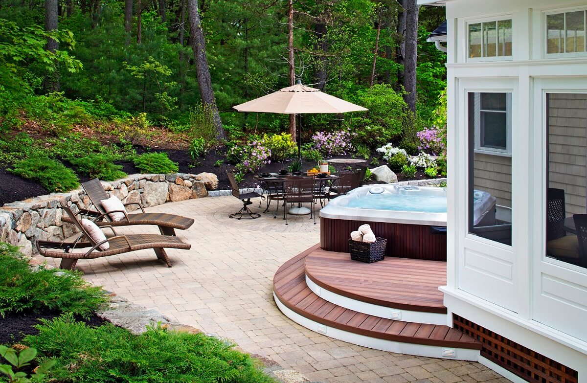 backyard deck with Jacuzzi