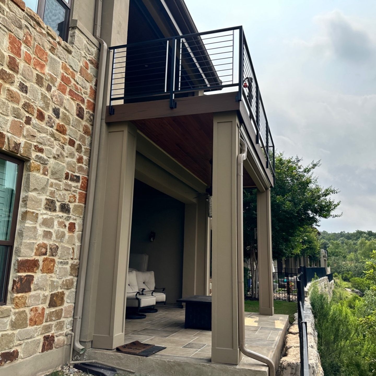 A stone building with a balcony

Description automatically generated