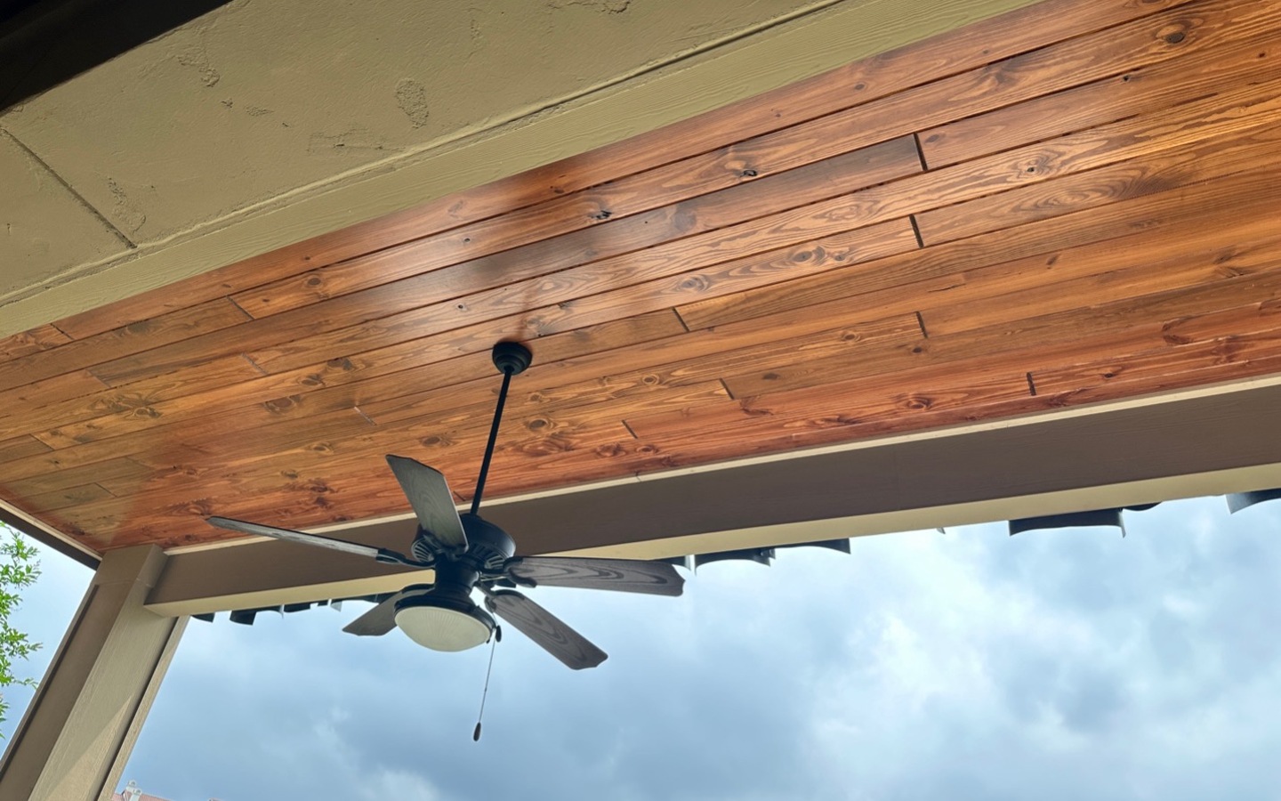 A ceiling fan on a porch

Description automatically generated