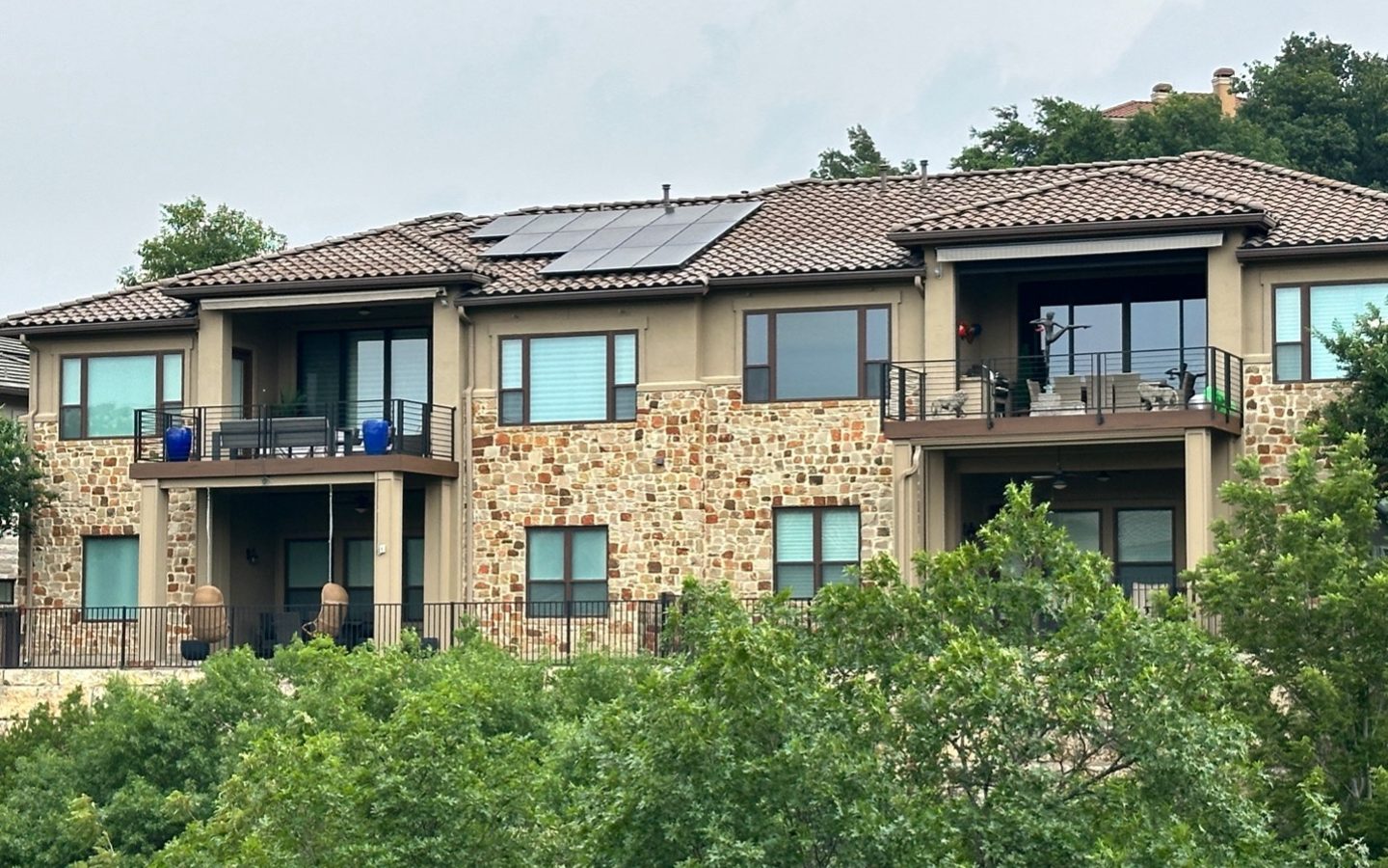 A building with trees in the background

Description automatically generated