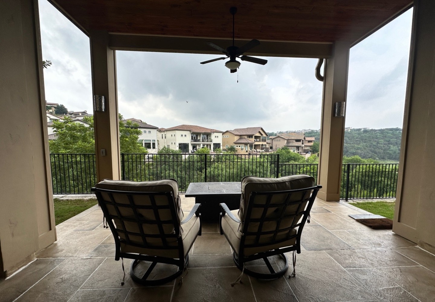 A patio with chairs and a table

Description automatically generated