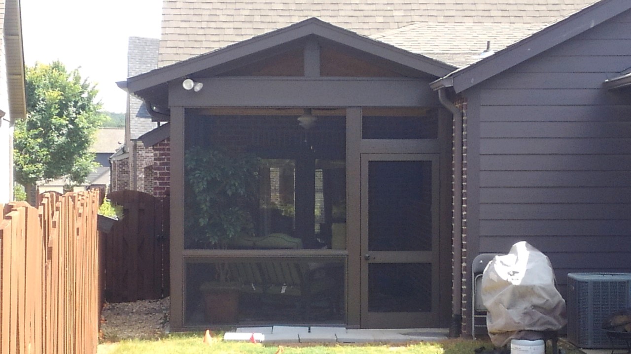 Screened-porch-in-Chace-Lake