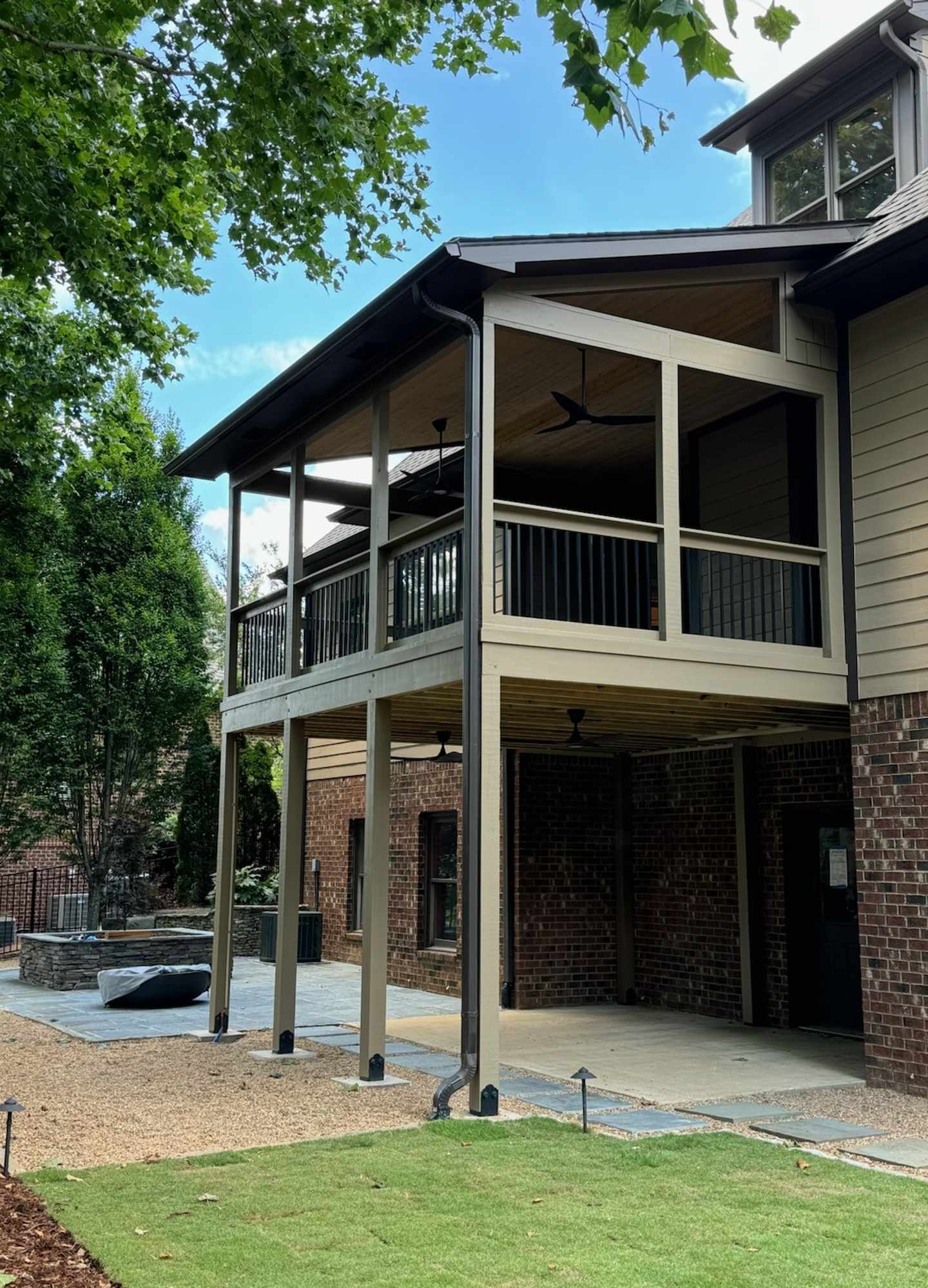 A house with a porch

Description automatically generated
