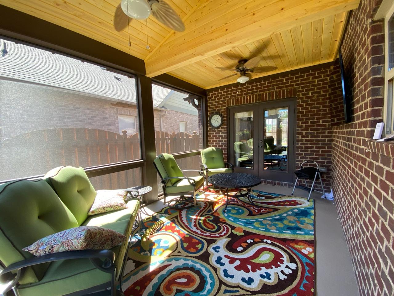 Soothing-shady-screened-porch-interior-in-Chace-Lake