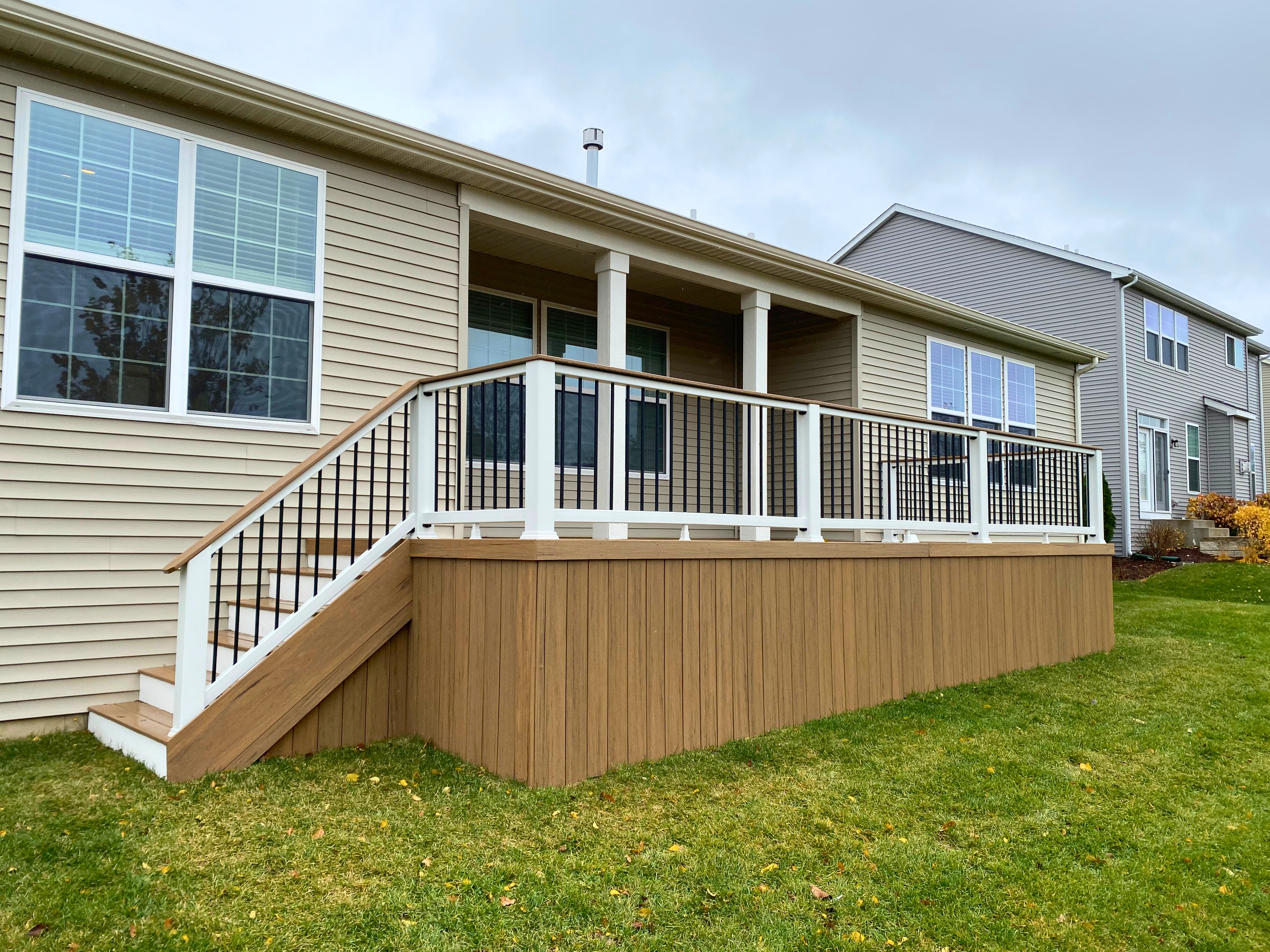 Custom Composite deck with white rails and black aluminum pickets in Hoffman Estates, IL.