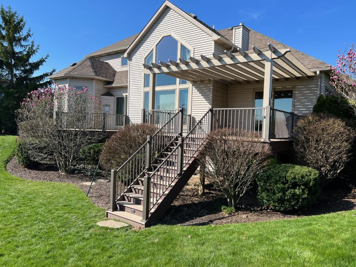 side view of duoble deck and low maintenance vinyl pergola