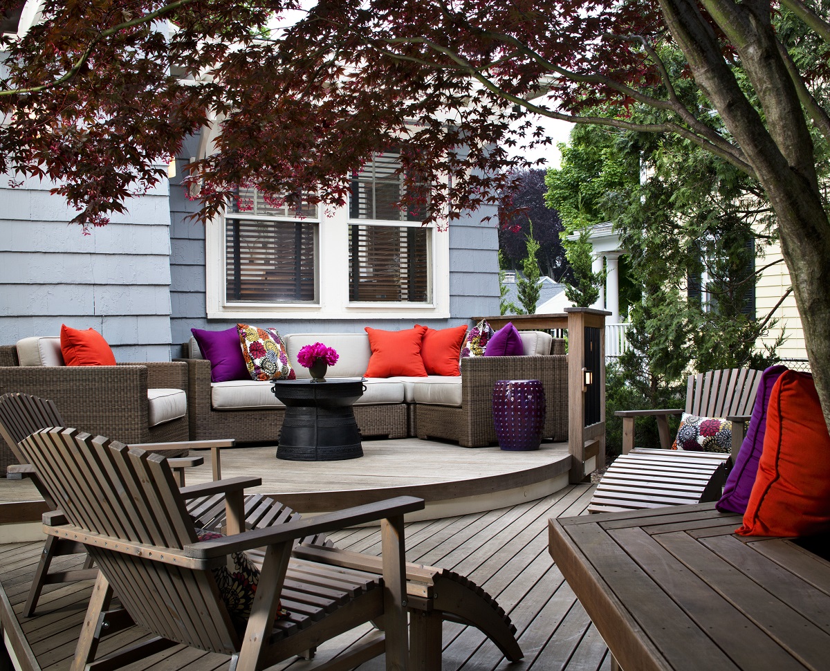 porch with patio seating