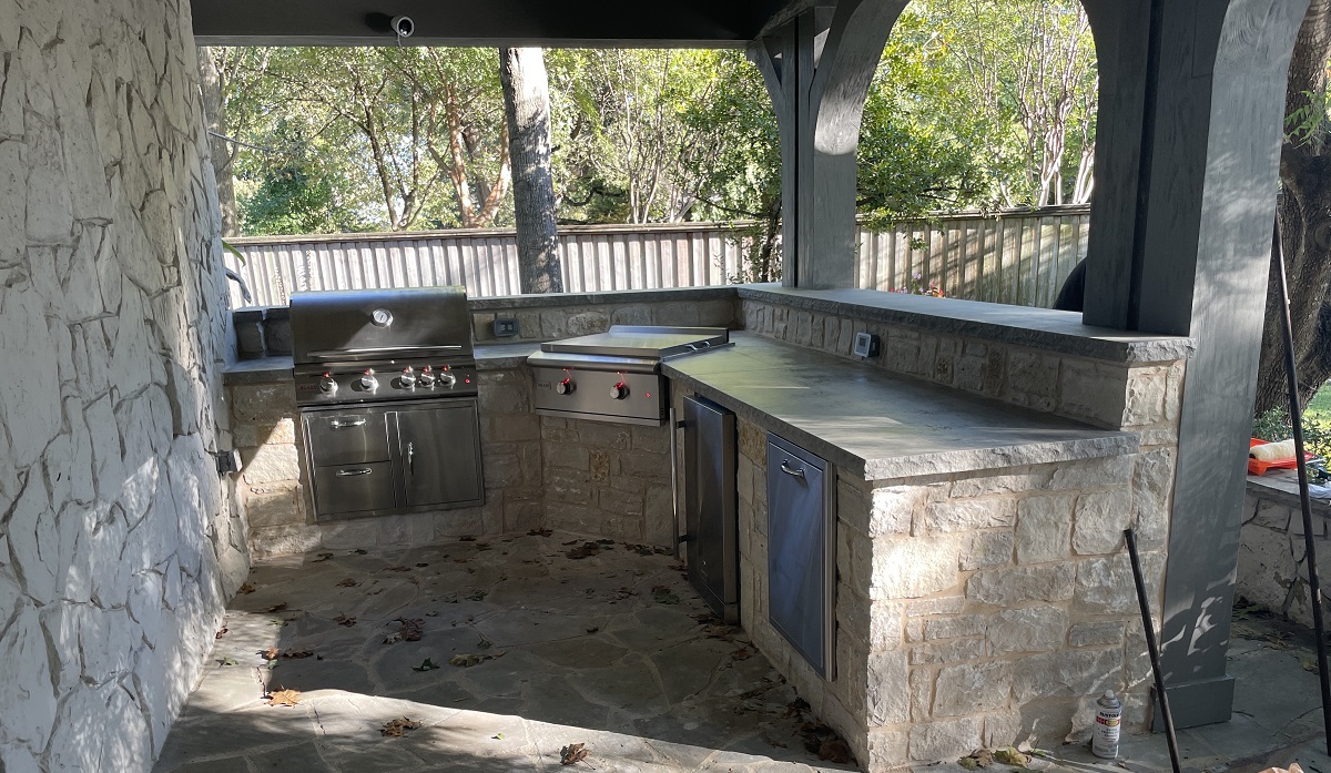 L-shaped dallas outdoor kitchen designs