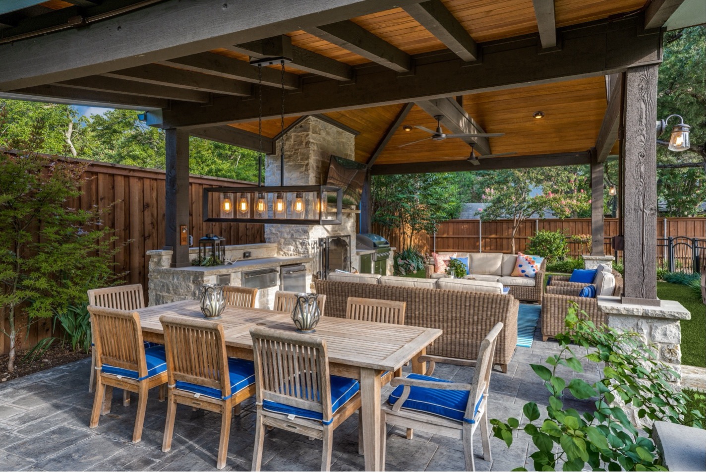 professional outdoor living space contractors