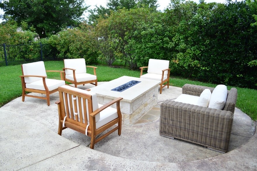 Look-at-the-way-the-design-integrates-flagstone-to-match-that-used-around-the-pool