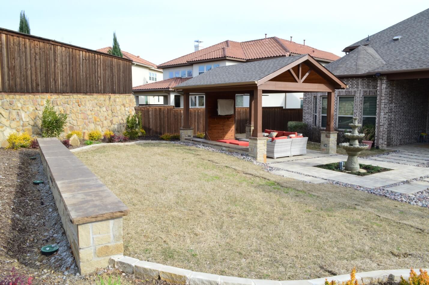The-stone-perimeter-wall-tops-off-the-design-and-adds-formality