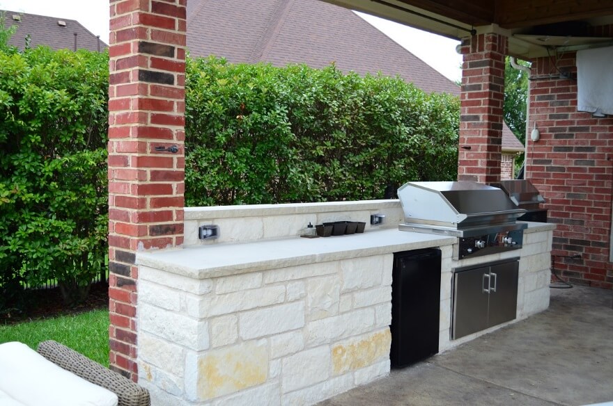 Charming-and-convenient-outdoor-kitchen