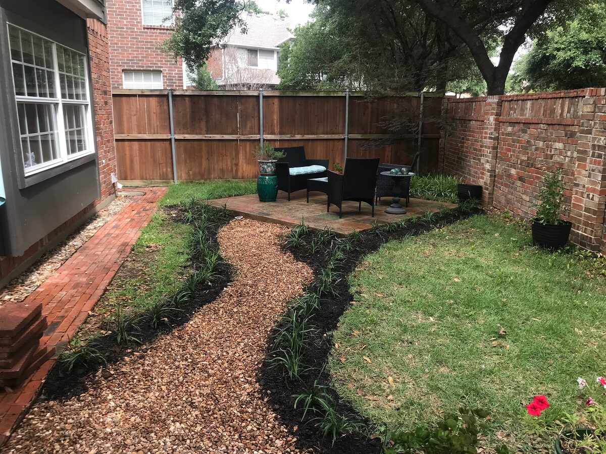 Softscapes-line-the-path-to-and-from-the-patios