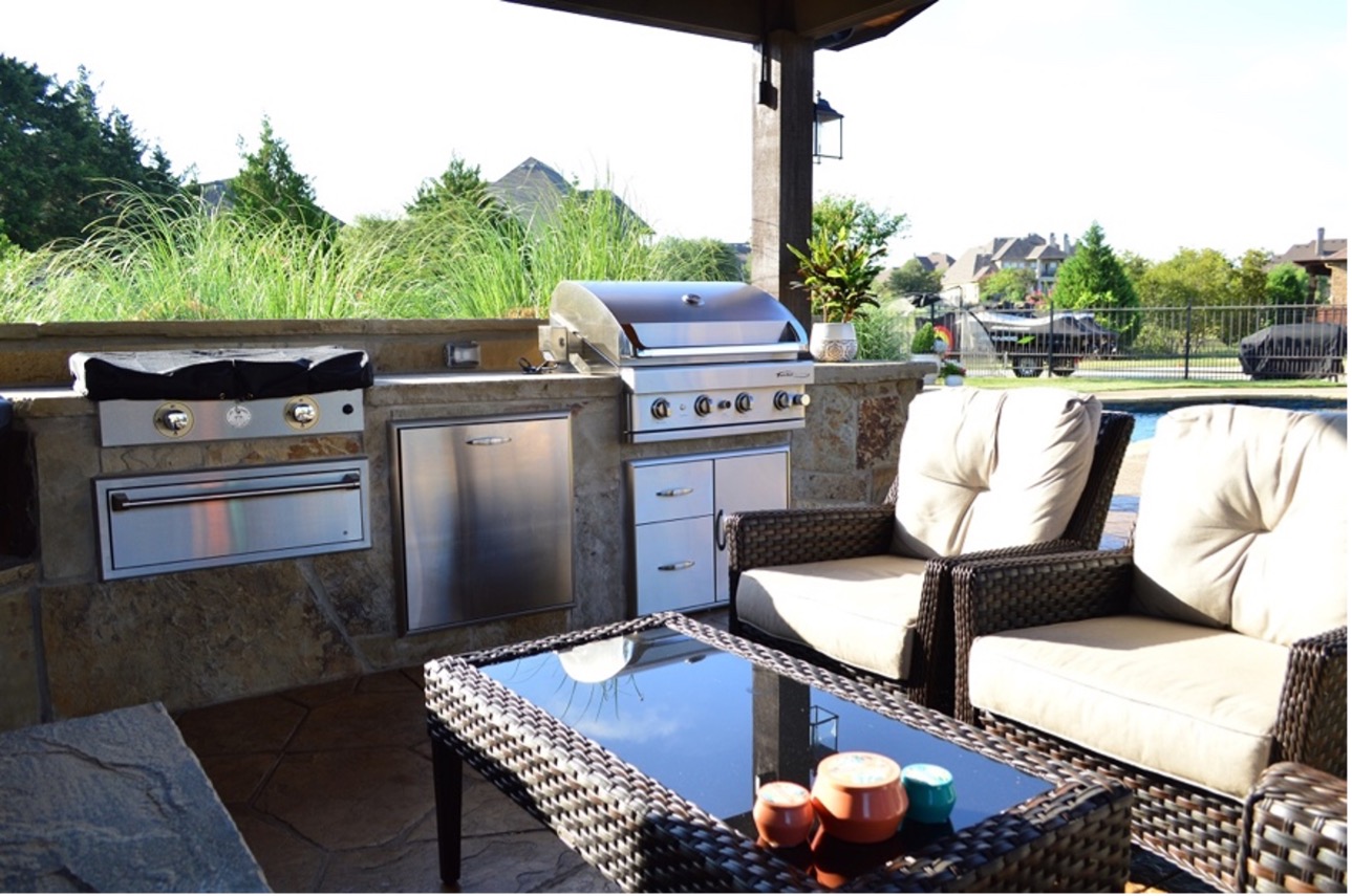 poolside covered patio with an outdoor kitchen