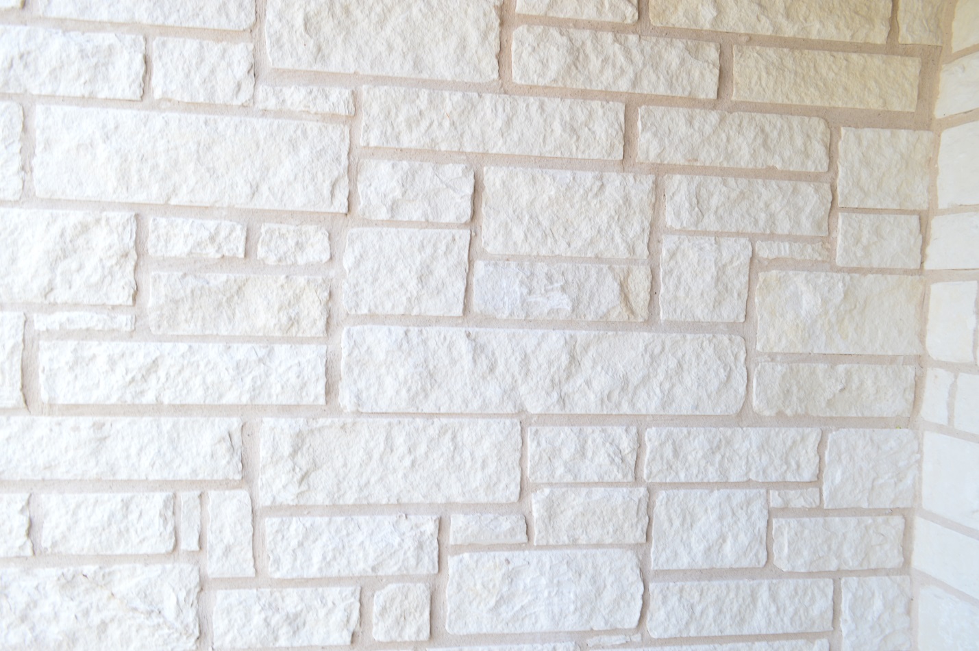 split faced rock with a variation of sawn horizontal edge pieces with natural differentiation in low-profile heights