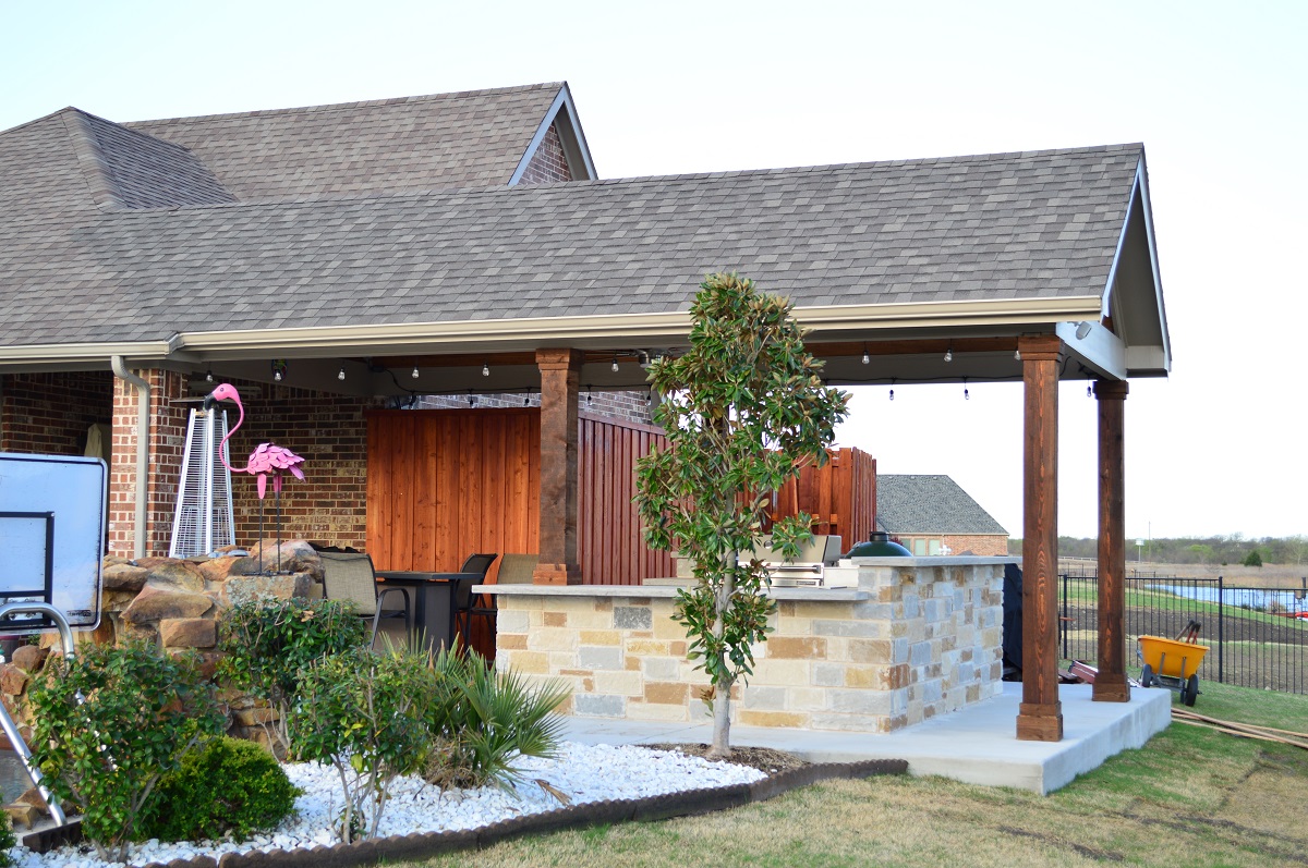 covered patio with outdoor kitchen