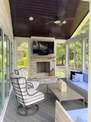 A living room with a fireplaceDescription automatically generated with medium confidence