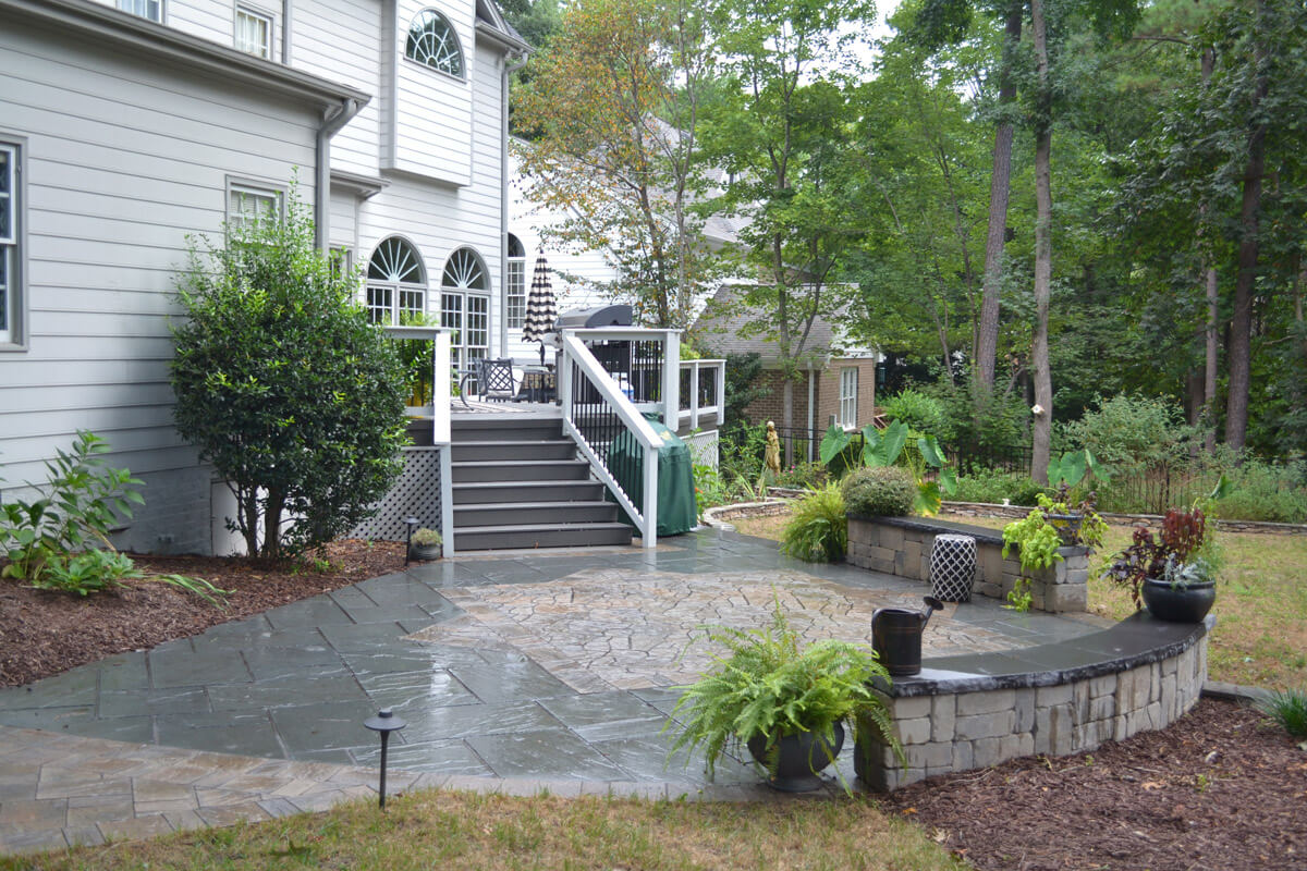 Paver Patio With Seating Wall And Custom Inlay 1)