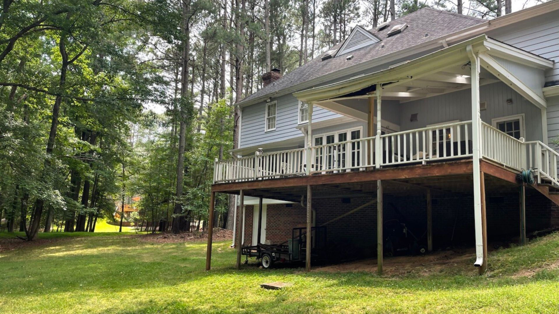 A house with a deck and a lawn

AI-generated content may be incorrect.