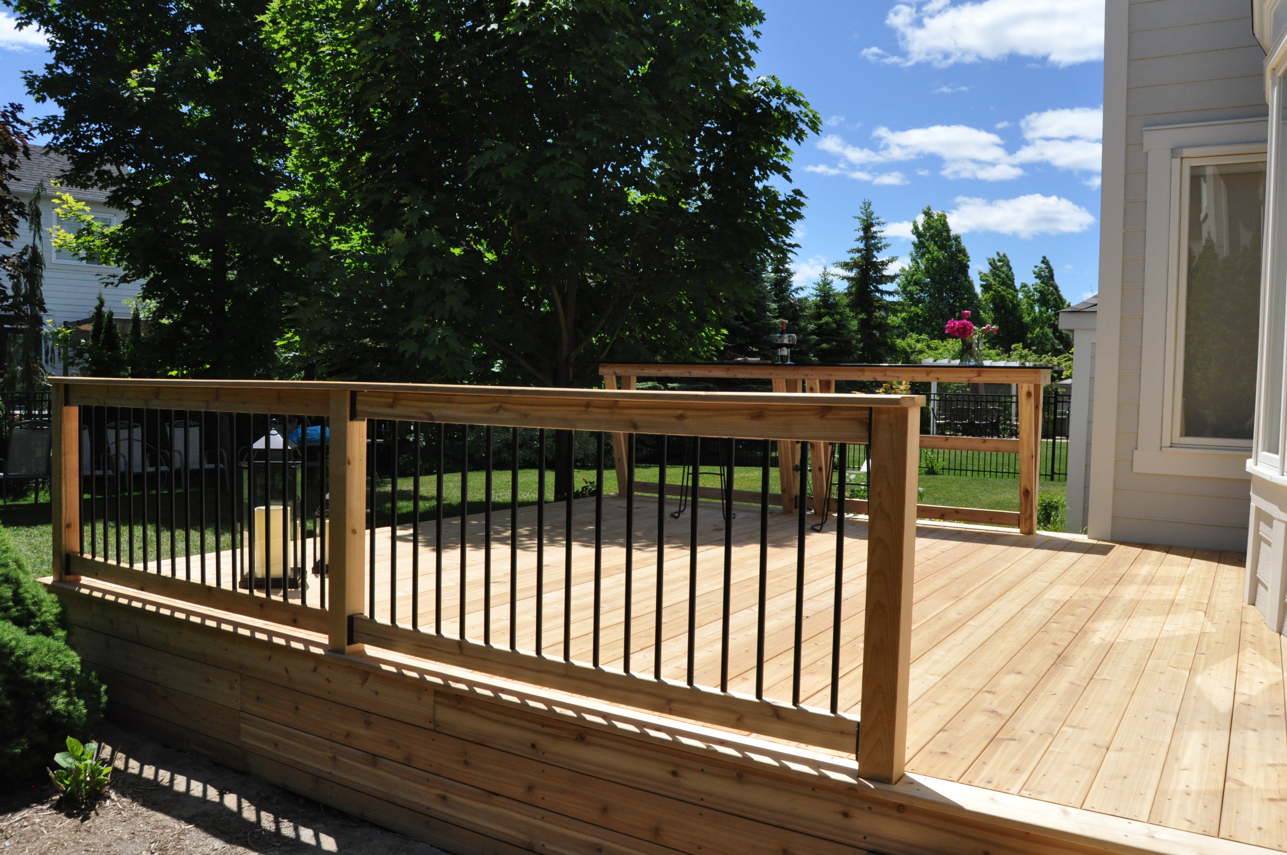 Cedar wood deck in Mississauga.