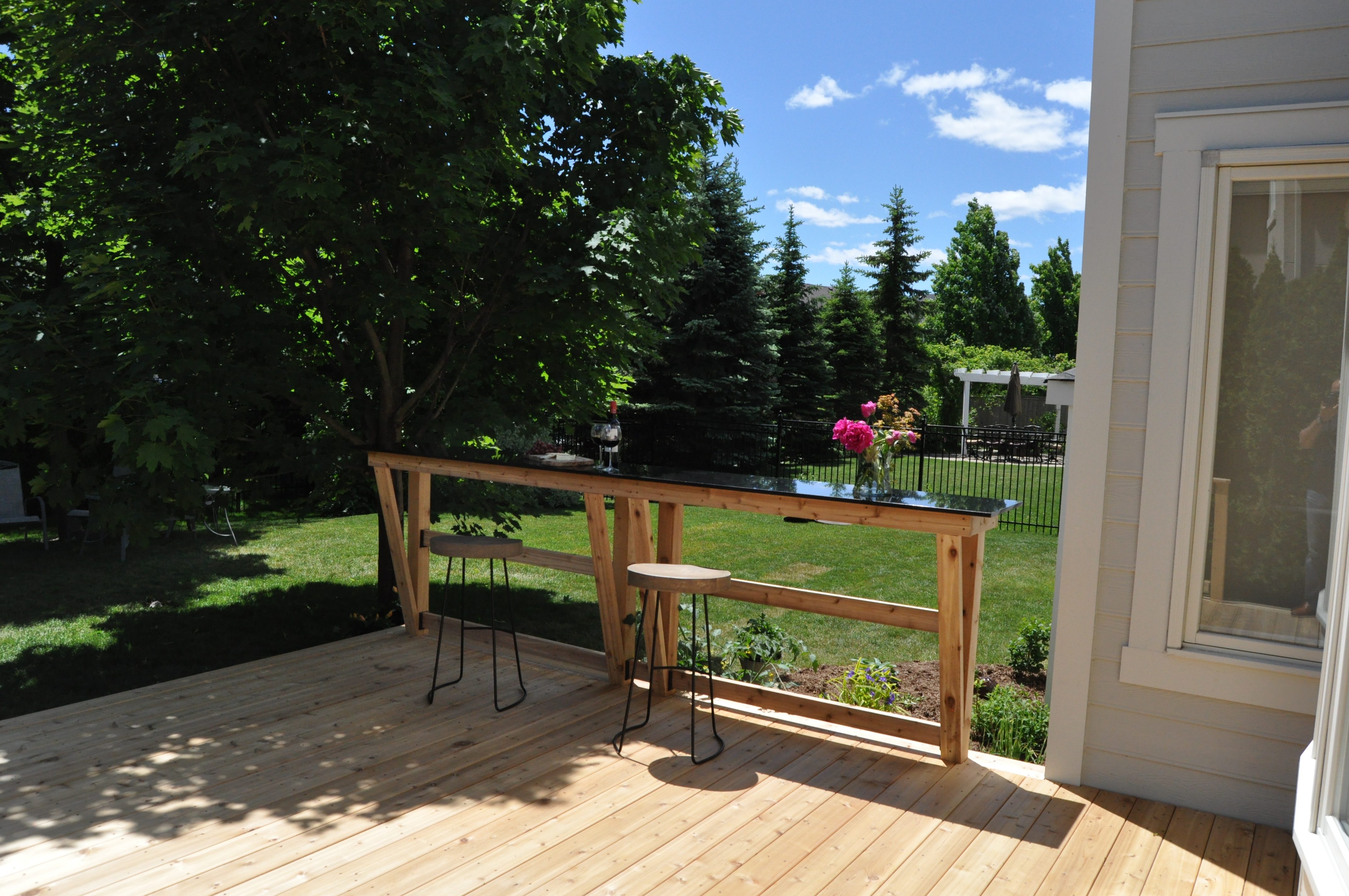 Bar retaining wall on deck.