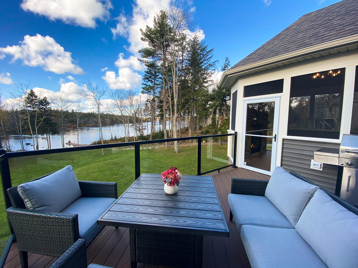 Deck with Furniture and Glass Railings
