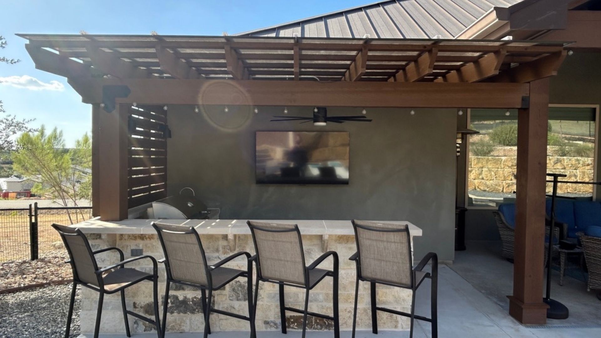 hardscape outdoor kitchen with pergola